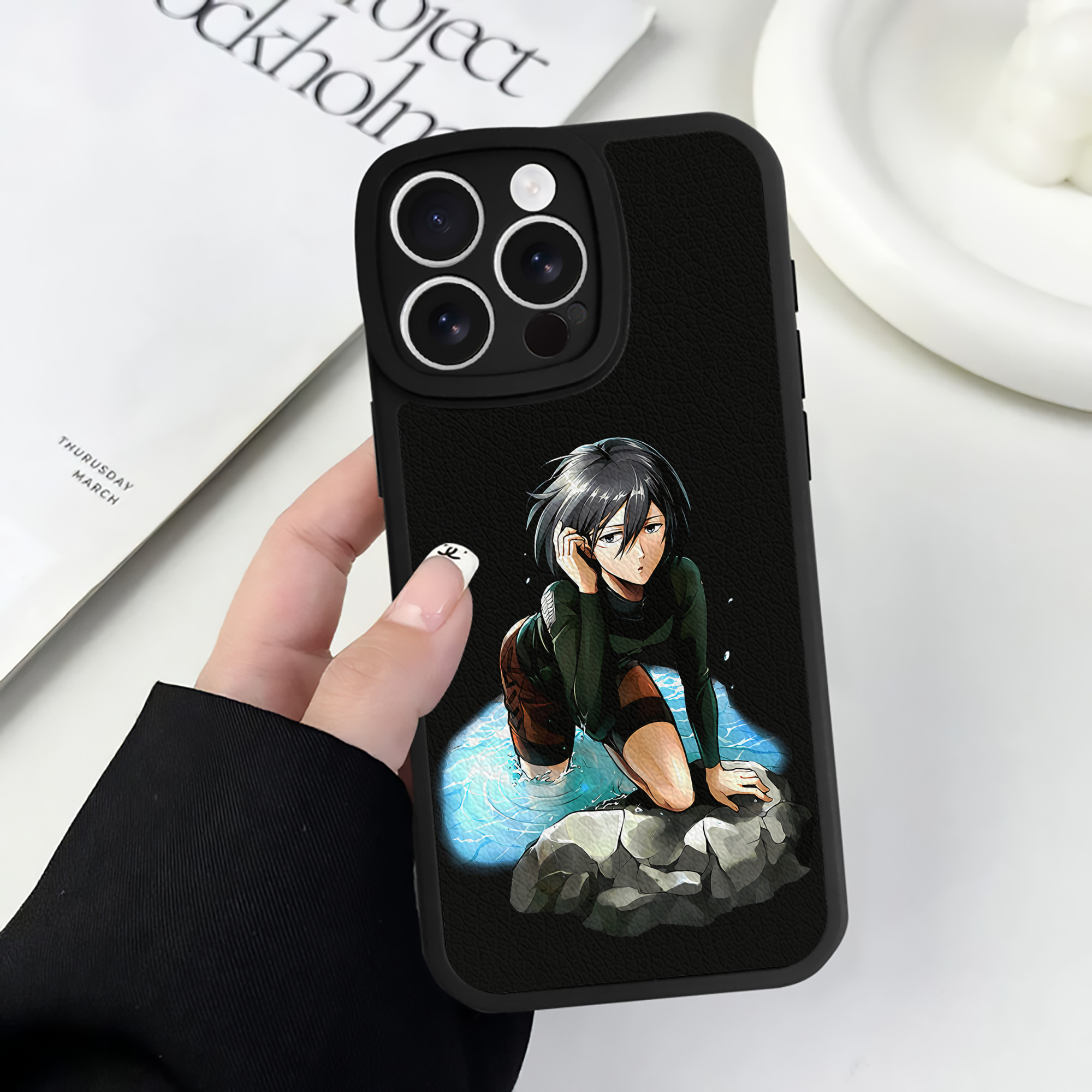 （画像用） 進撃の巨人 ミカサ·アッカーマン Attack on Titan Mikasa Ackerman 【iPhone 16シリーズ対応】シリコンスマホケース（レザー調） 材質：シリコン